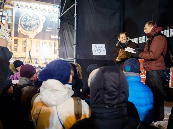 Щовечора о 20.00 на Майдані відбувались вуличні міжконфесійні молитви за Україну