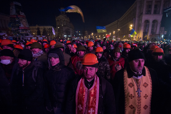 Священики вийшли на зустріч бійцям Беркуту, щоб захистити протесувальників. (Київ, Майдан Незалежності, 11.12.2013 р.)