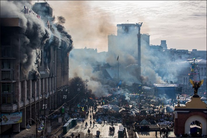 Під час силових протистоянь згорів один із штабів протестувальників у Будинку профспілок, 19.02.2014