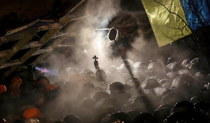 Священик став між протестувальниками та бійцями Беркуту, які штурмували Євромайдан вночі 11 грудня 2013 р.
