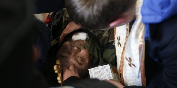 Священник читає молитву над загиблим на Майдані протестувальником, 20.02.2014