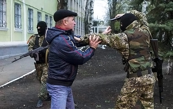9-Sloviansk-pro-Russian-terrorists-with-weapon-MVasin