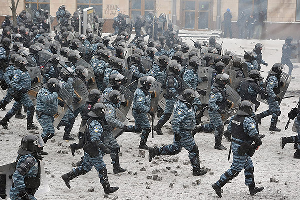 3-Maidan-EuroMaidan-Berkut-gun-riot-police-Kyiv-Ukraine-MVasin